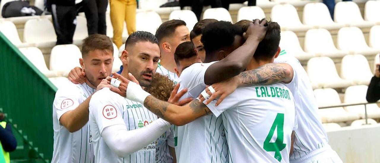 Los jugadores del Córdoba CF celebran el primer tanto a la Cultural Leonesa, el domingo en El Arcángel.