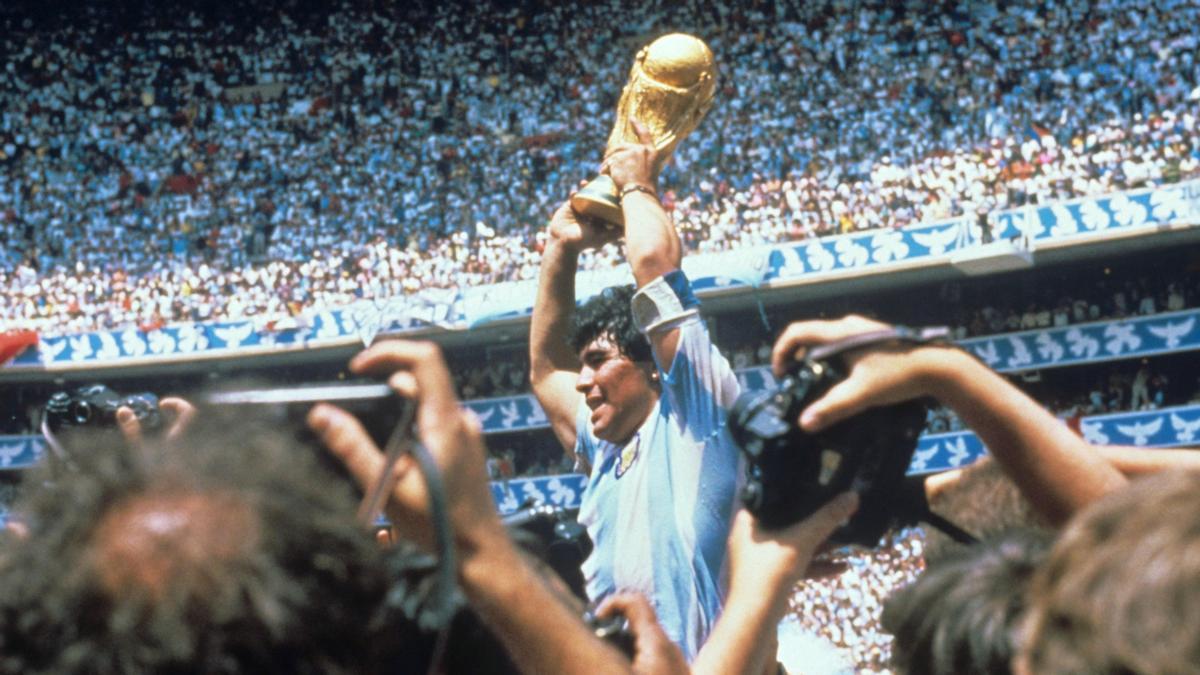 Diego Armando Maradona, con trofeo del Mundial de México 1986.