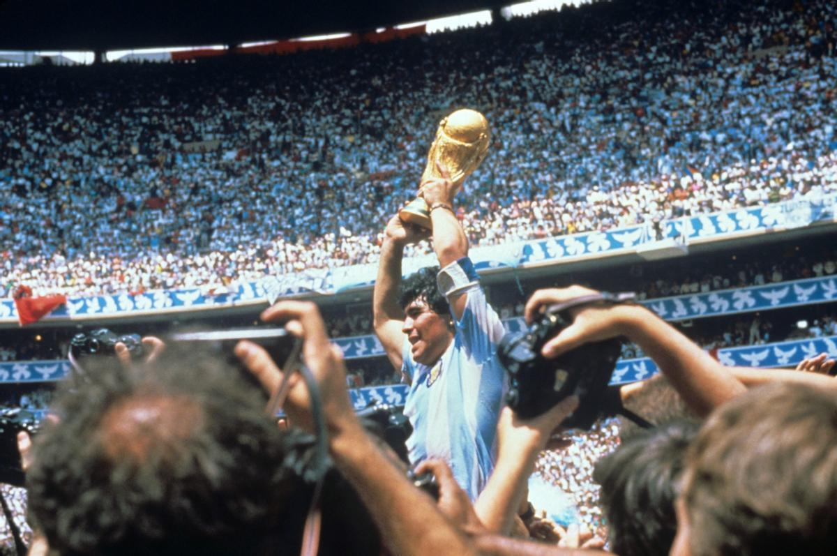 Diego Armando Maradona, con trofeo del Mundial de México 1986.