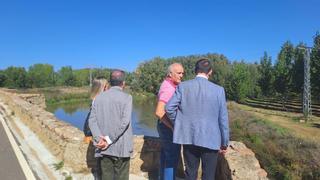 Castrogonzalo urge a Subdelegación la mejora y saneamiento del entorno del puente medieval