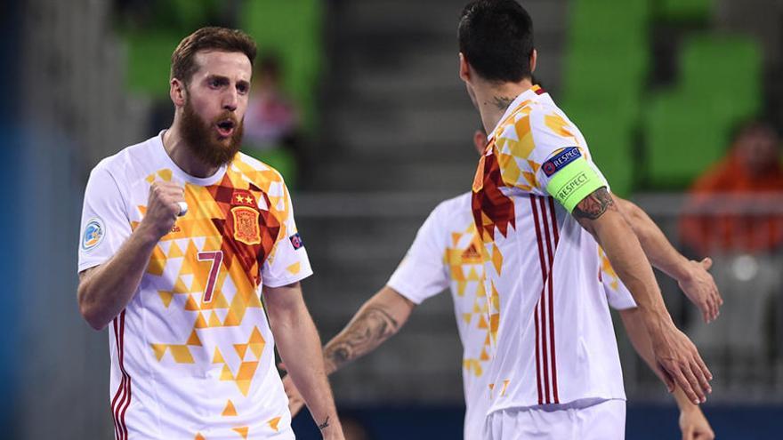 Pola festeja el gol del triunfo ante Azerbaiyán.