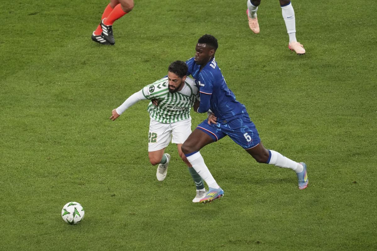 Betis' Isco, left, challenges for the ball with Chelsea's Benoit Badiashile during the Europa Conference League final soccer match between Real Betis and Chelsea in Wroclaw, Poland, Wednesday, May 28, 2025. (AP Photo/Darko Vojinovic)