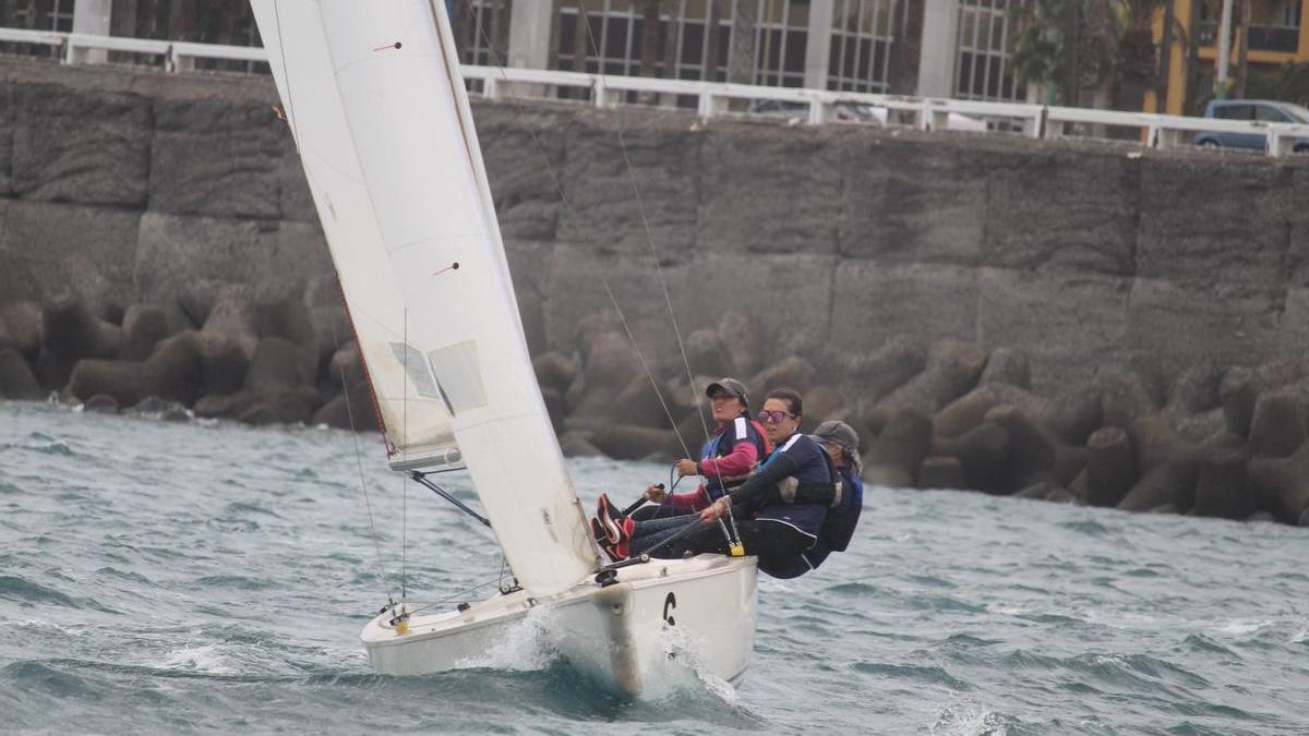 Cristina Martínez durante el transcurso de una regata