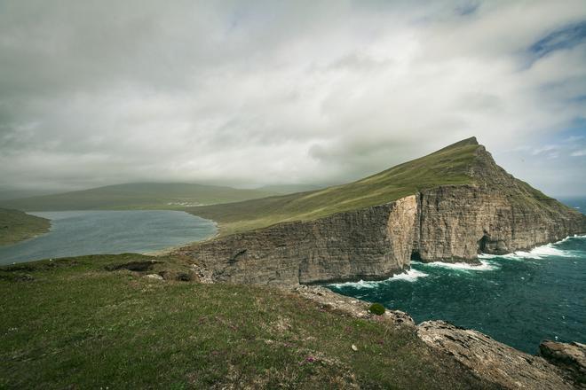 Existe un lago encima del mar y rodeado de acantilados.