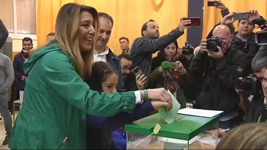 El momento en el que Susana Díaz ha sido increpada por dos apoderados de Vox