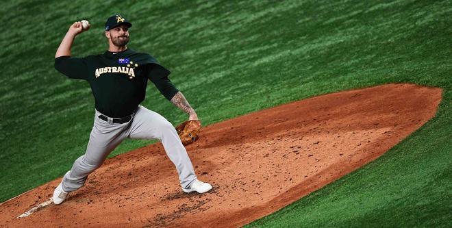 Tim Atherton de Australia lanza el balón durante el partido de béisbol de la Súper Ronda Premier 12 de la WBSC entre Australia y los EE. UU., En el Tokyo Dome de Tokio.