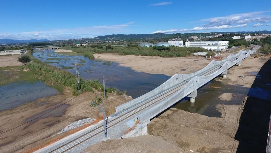 Acaben les obres de reconstrucció del pont ferroviari sobre la Tordera