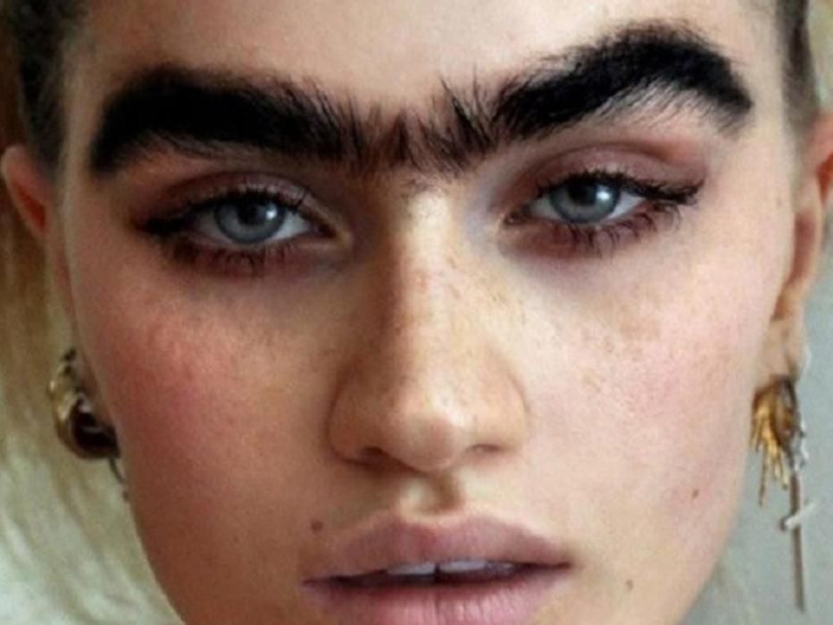 La modelo Sophia Hadjipanteli, impulsora del movimiento #unibrow, quiere cambiar los cánones de la belleza occidental.
