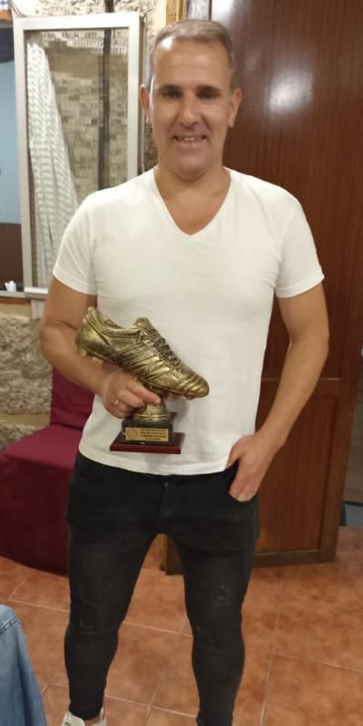 Carlos Palmás, jugador del Casa Adriano y máximo goleador de la Liga Keniata Moaña.