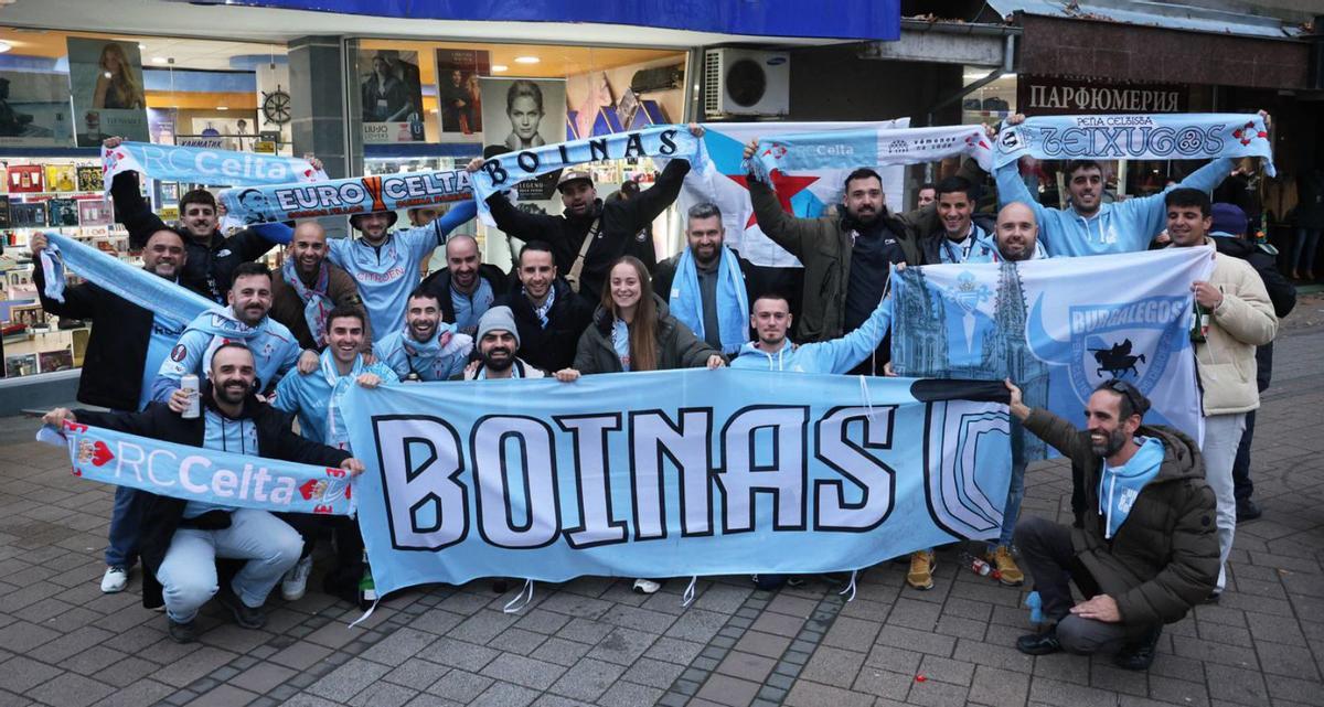 Arriba: Yoel, Manu y Sotelo, en las puertas del hotel de concentración. Sobre estas líneas: un grupo de hinchas célticos frente a la mezquita de Ibrahim del siglo XVI. Abajo: aficionados celestes
en la zona de bares de la ciudad.  
|  Alba Villar