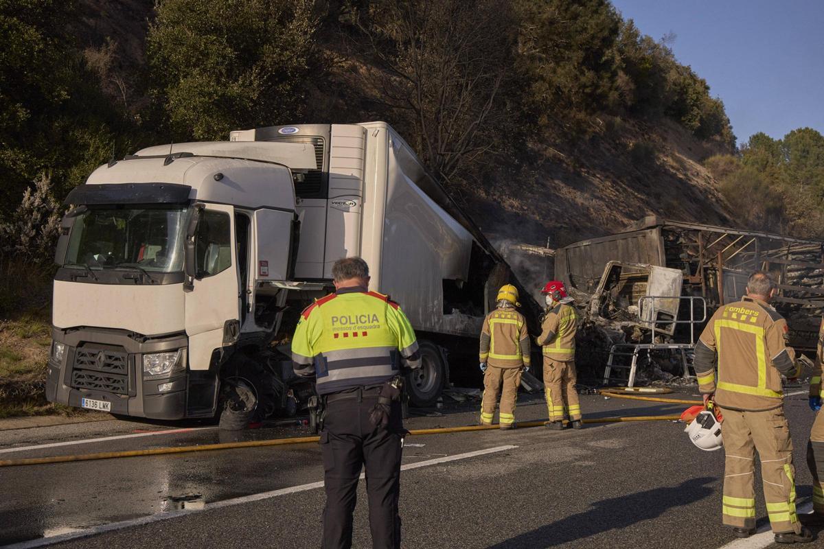 Imatges de l'accident entre dos camions a l'Eix Transversal, a l'alçada de Santa Coloma de Farners