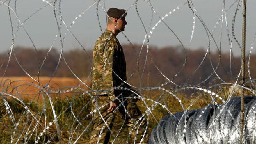 Un soldado vigila la frontera entre Eslovenia y Croacia