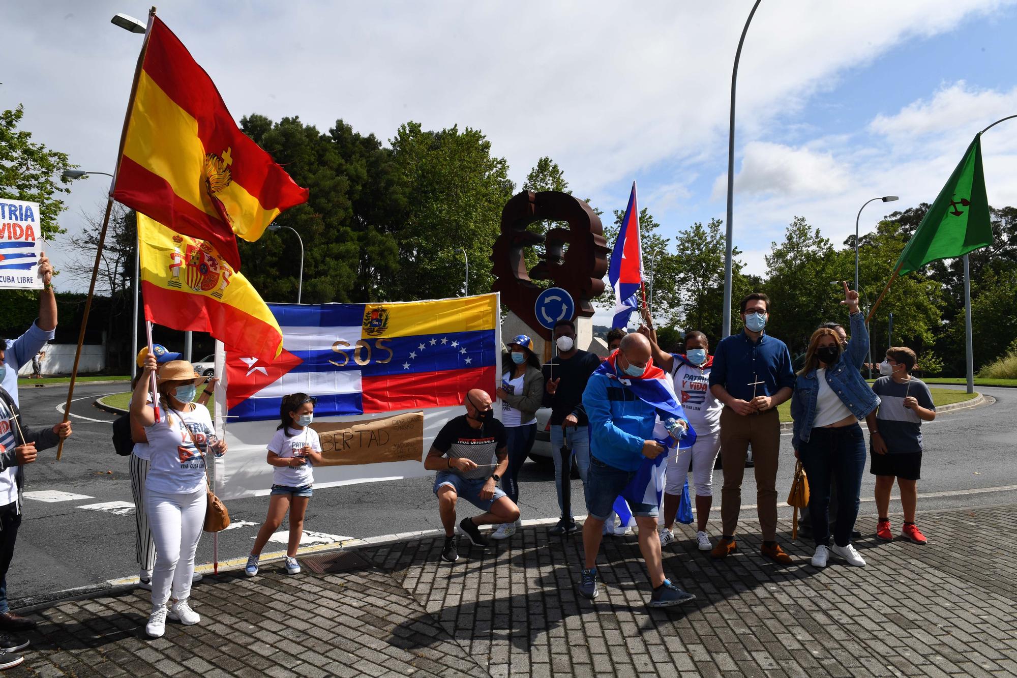 Concentración de cubanos contra la represión en Cuba y la estatua de Che Guevara en Oleiros