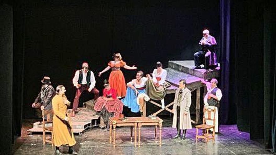 La representación de Don Juan Tenorio emociona al público del teatro Latorre