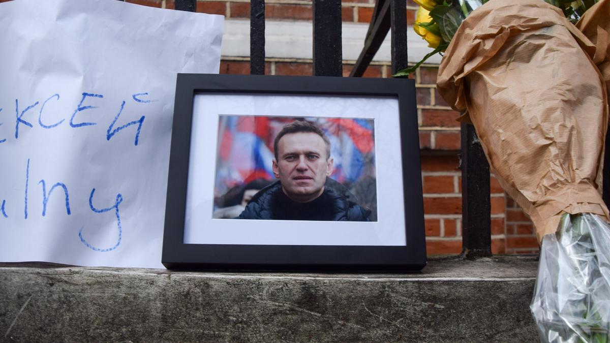 Homenaje al opositor ruso Alexei Navalni frente a la Embajada de Rusia en Londres