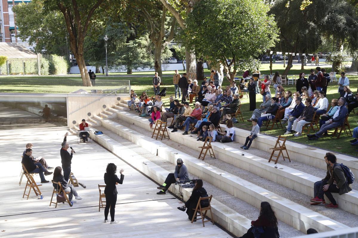 Córdoba&amp;amp;#xD; OffLine Córdoba: Ciudad de los Libros Anfiteatro de los Jardines de la Agricultura. Biblioteca Grupo Cántico. Lectura con los autores: Antonio Manuel, Andrea D. Morales, Juan Antonio Bernier y Xavier Guillén
