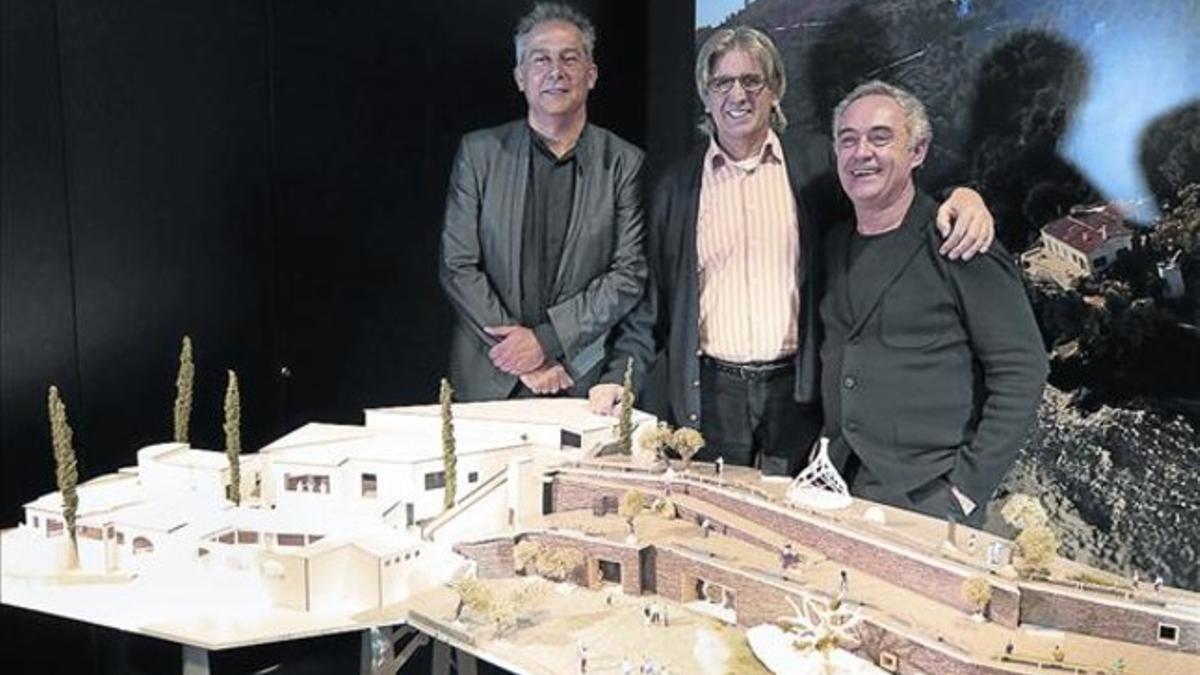 Ferran Adrià, ayer, con el arquitecto Enric Ruiz-Geli (izquierda) y Juli Soler, ante la maqueta del nuevo Bulli.