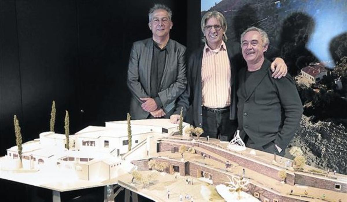 Ferran Adrià, ahir, amb l’arquitecte Enric Ruiz-Geli (esquerra) i Juli Soler, davant la maqueta del nou Bulli. Ferran Adrià, ahir, amb l’arquitecte Enric Ruiz-Geli (esquerra) i Juli Soler, davant la maqueta del nou Bulli.