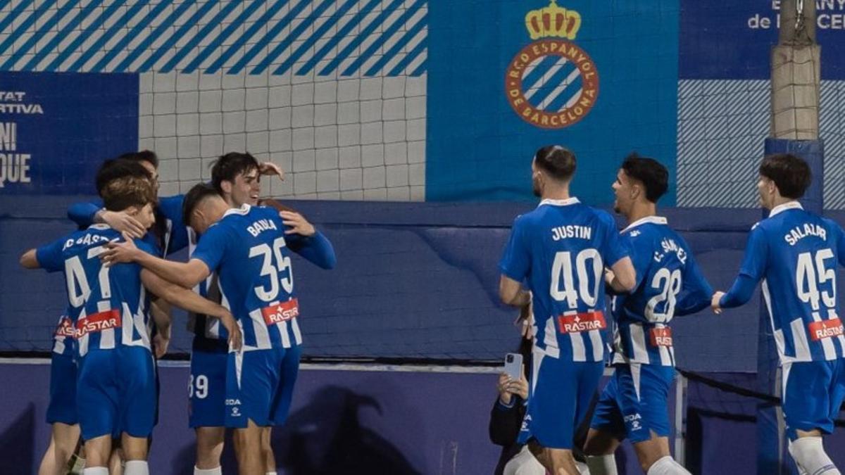 Los jugadores del Espanyol celebran el 2-0 marcado por Mingo, quien también logró el 1-0 sobre el Barça en la ciudad deportiva Dani Jarque.