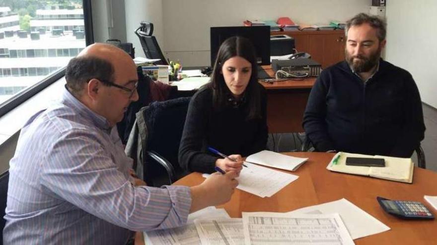 Lara Rodríguez Peña, durante su reunión con César Pérez Ares (izquierda).