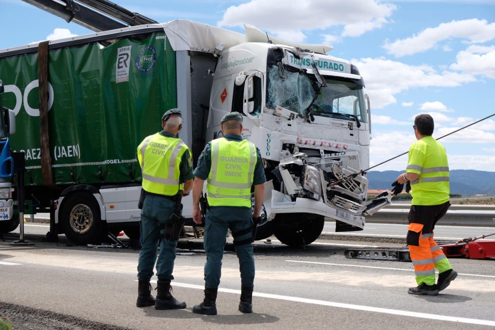 La colisión entre dos camiones corta la autovía a la altura de Villena