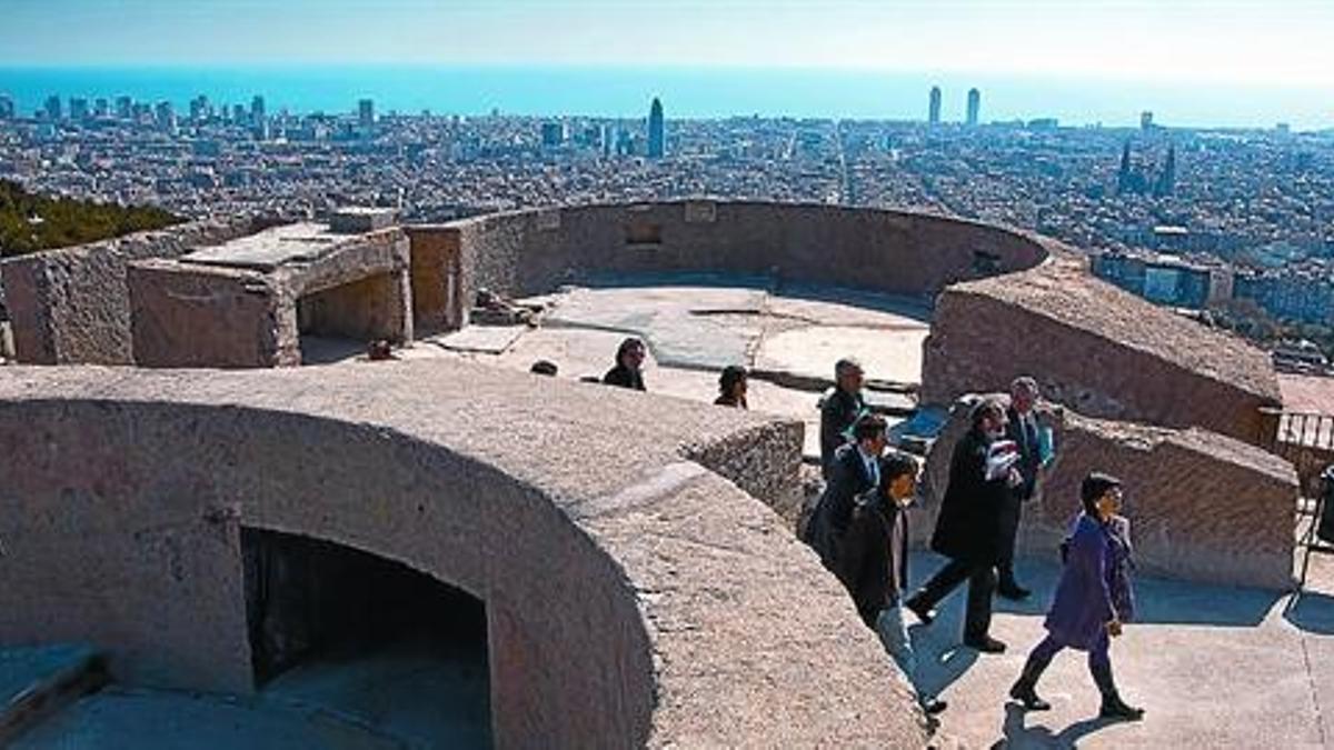 Visita institucional encabezada por la concejala Elsa Blasco al Turó de la Rovira, ayer.