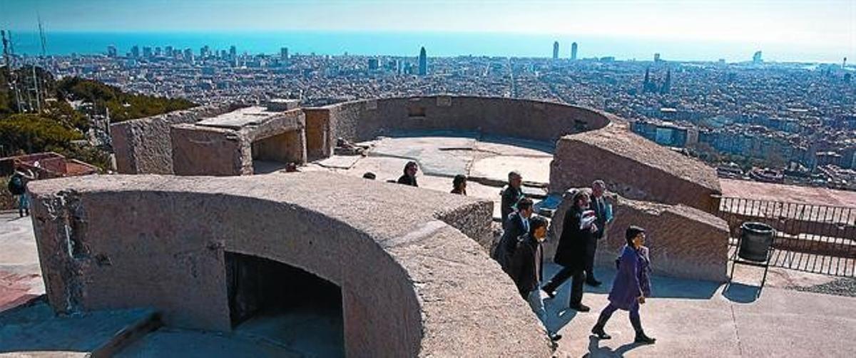 Visita institucional encapçalada per la regidora Elsa Blasco al Turó de la Rovira, ahir.