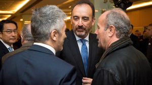 GRAF8817. MADRID, 15/11/2018.- El ministro del Interior, Fernando Grande-Marlaska (i), saluda a Manuel Marchena (c), el magistrado del Tribunal Supremo que el PP y el PSOE han pactado sea el nuevo presidente del Consejo General del Poder Judicial (CGPJ), en presencia del socialista Juan Carlos Campo (d), antes de protagonizar un desayuno informativo hoy en Madrid. EFE/Luca Piergiovanni