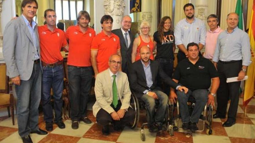Foto de familia de los deportistas, con Damián Caneda, Javier Imbroda y Francisco de la Torre.