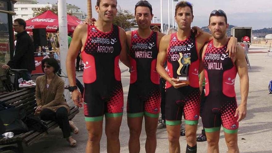 Componentes del club Bodegas Monte la Reina que compitieron en el triatlón asturiano.