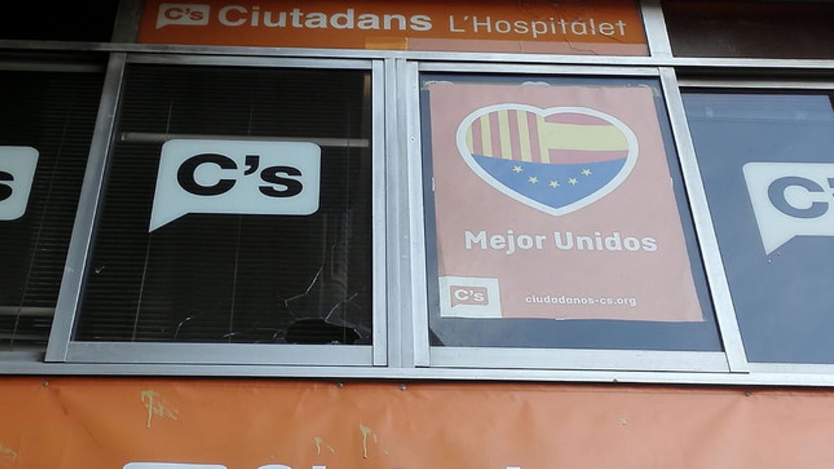 Cristales rotos en la sede de Ciutadans en L'Hospitalet de Llobregat.