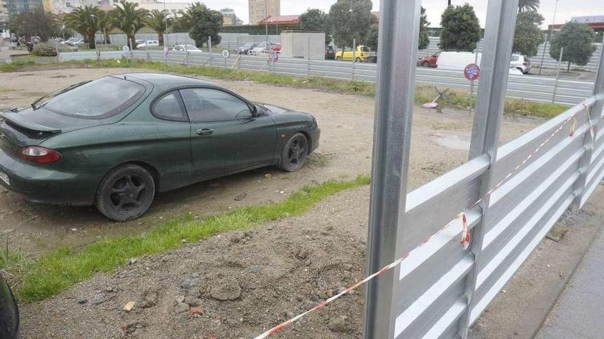 Un coche dentro de una de las parcelas de Defensa valladas en la zona de A Maestranza.