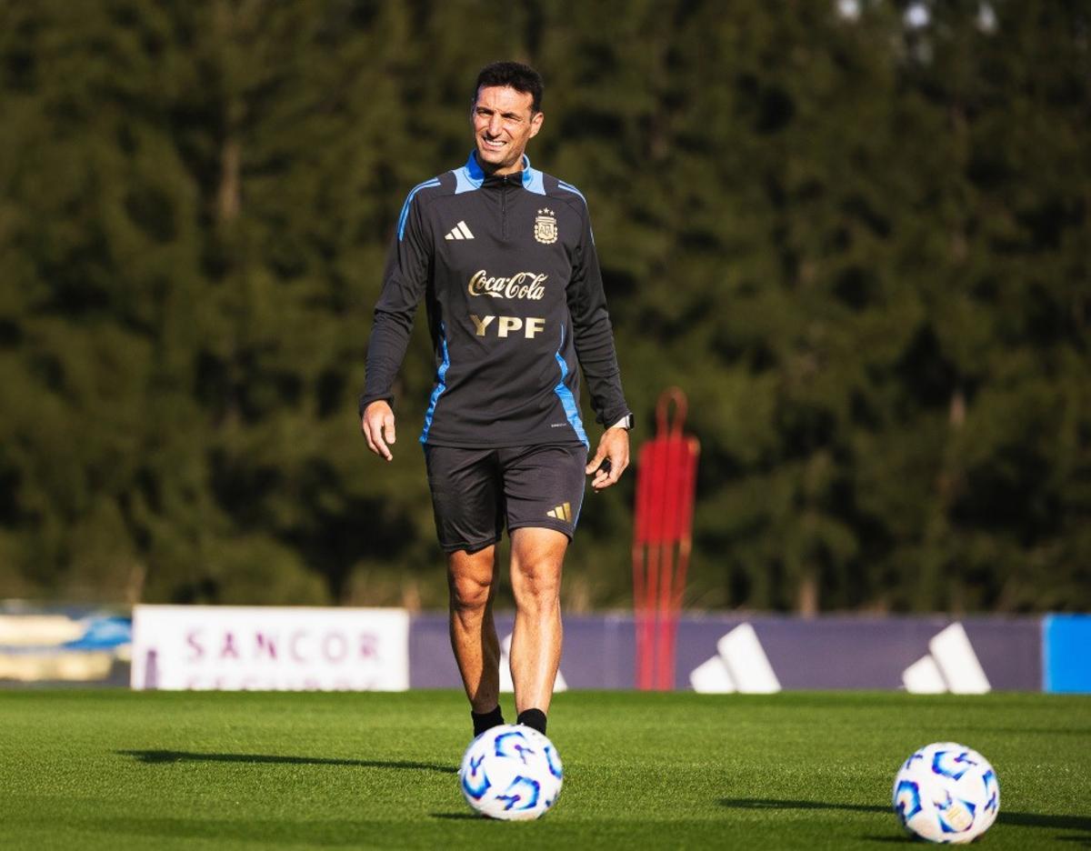 Lionel Scaloni, seleccionador de Argentina, en el campo de entrenamiento.