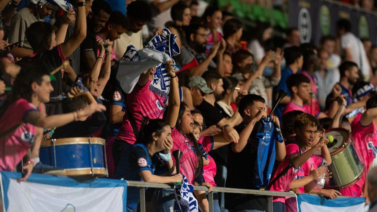 Aficionados ourensanos, ayer, en la fiesta por el ascenso ante el Llerenense. |  // LOF