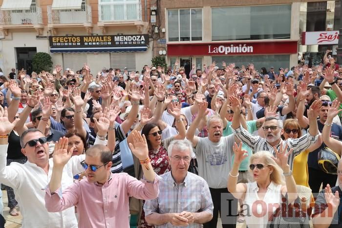 Cientos de personas protestan frente al Ayuntamiento de Cartagena por el pacto entre PP, PSOE y Cs