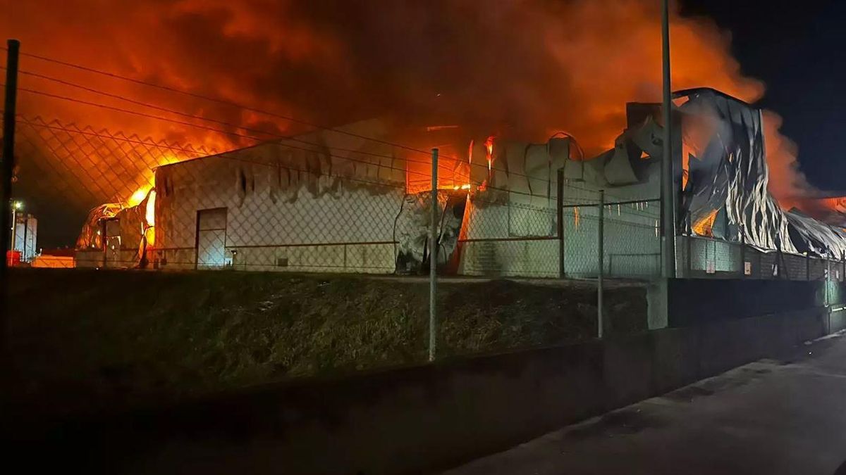 Las llamas devoraron la nave industrial.