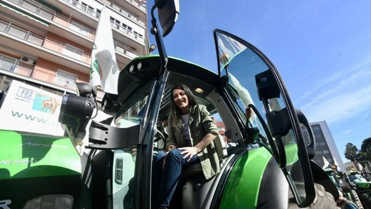 Macarena Olona, subida a un tractor, este miércoles, en Murcia.