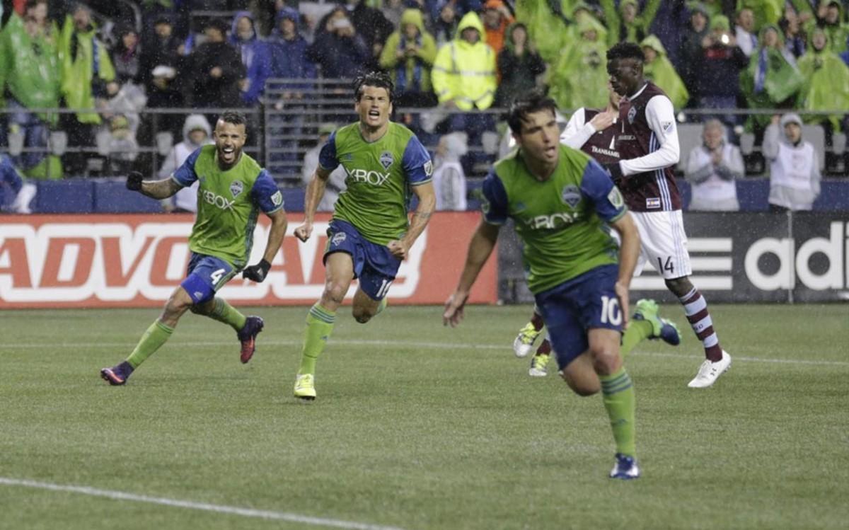 Tyrone Mears y Nelson Valdez celebran el gol marcado por Nicolas Lodeiro