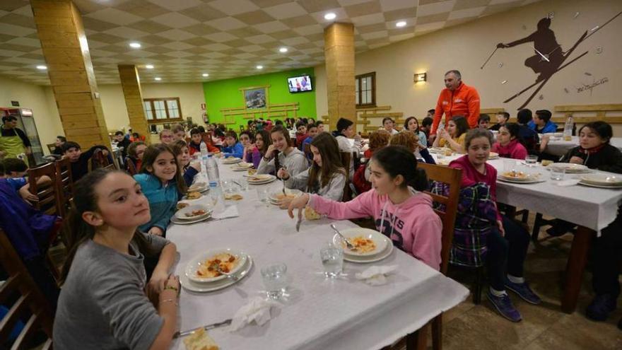 Uno de los grupos de escolares de la &quot;semana blanca&quot; que este año no han podido esquiar por falta nieve.