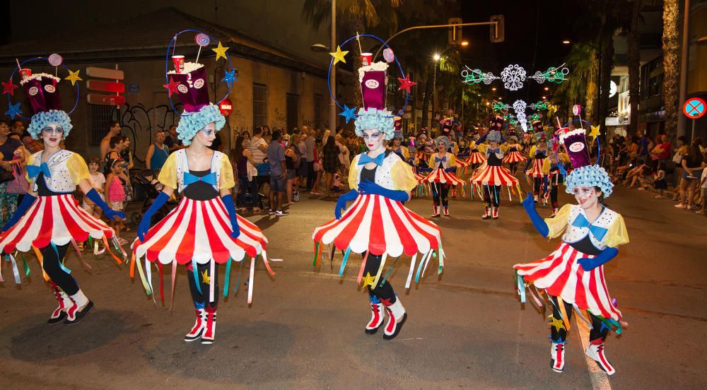 Diferentes momentos del Desfile del Ninot en San Vicente del Raspeig, que reunió a cientos de personas.