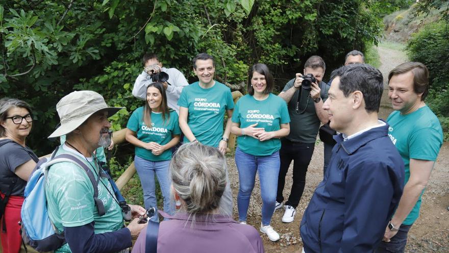 Juanma Moreno hace campaña en el cinturón verde de Córdoba