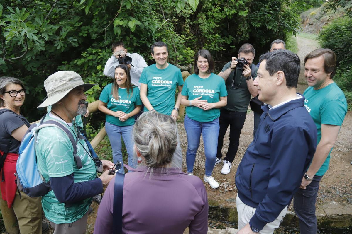 Juanma Moreno hace campaña en el cinturón verde de Córdoba