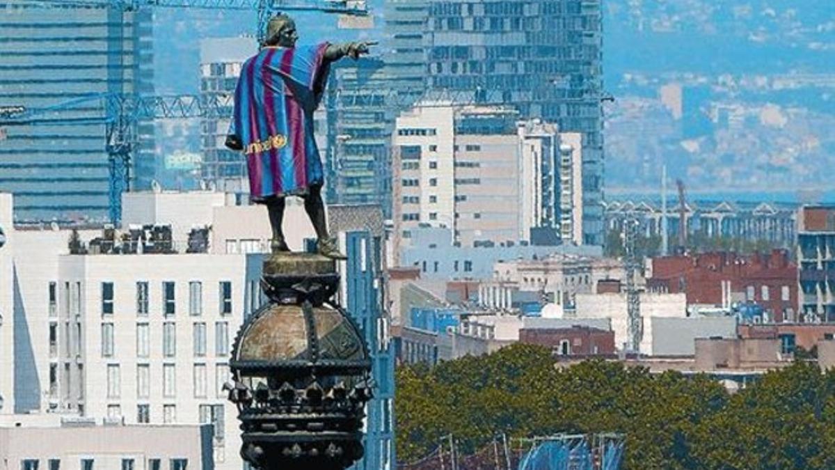 COLÓN CULÉ Estatua con camiseta promocional de Nike, ayer.