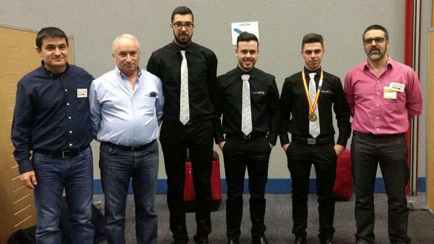 Foto de familia en Madrid  |  Raúl Fernández (2º por la derecha) posa con su medalla junto a los otros dos alumnos del Politécnico que compitieron en la SpainSkills 2017 -Raúl Acuña y Miguel Sotelo, del ciclo de Automatización- y los profesores que los acompañaron. Otra viguesa, Ana Sofía Emidio, del CIFP Manuel Antonio, obtuvo medalla de bronce en la categoría de servicios de restaurante y bar.