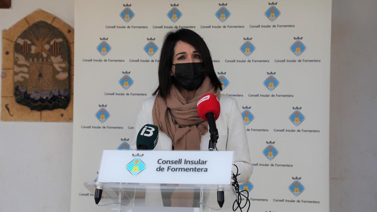 Ana Juan durante la rueda de prensa en el exterior de la sede del Consell de Formentera