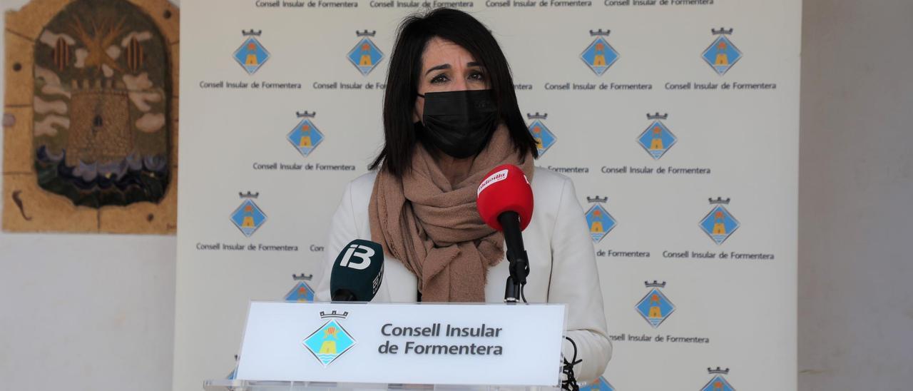 Ana Juan durante la rueda de prensa en el exterior de la sede del Consell de Formentera