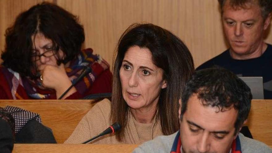 Loli Hermelo, rodeada de otros concejales del PP. // G.Núñez