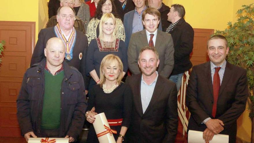 En primera fila de izquierda a derecha, Luis Bolado, de El Llagarón, María y Pedro Baldó, de El Duque, y José Luis Mondelo, de El Cenador del Azu