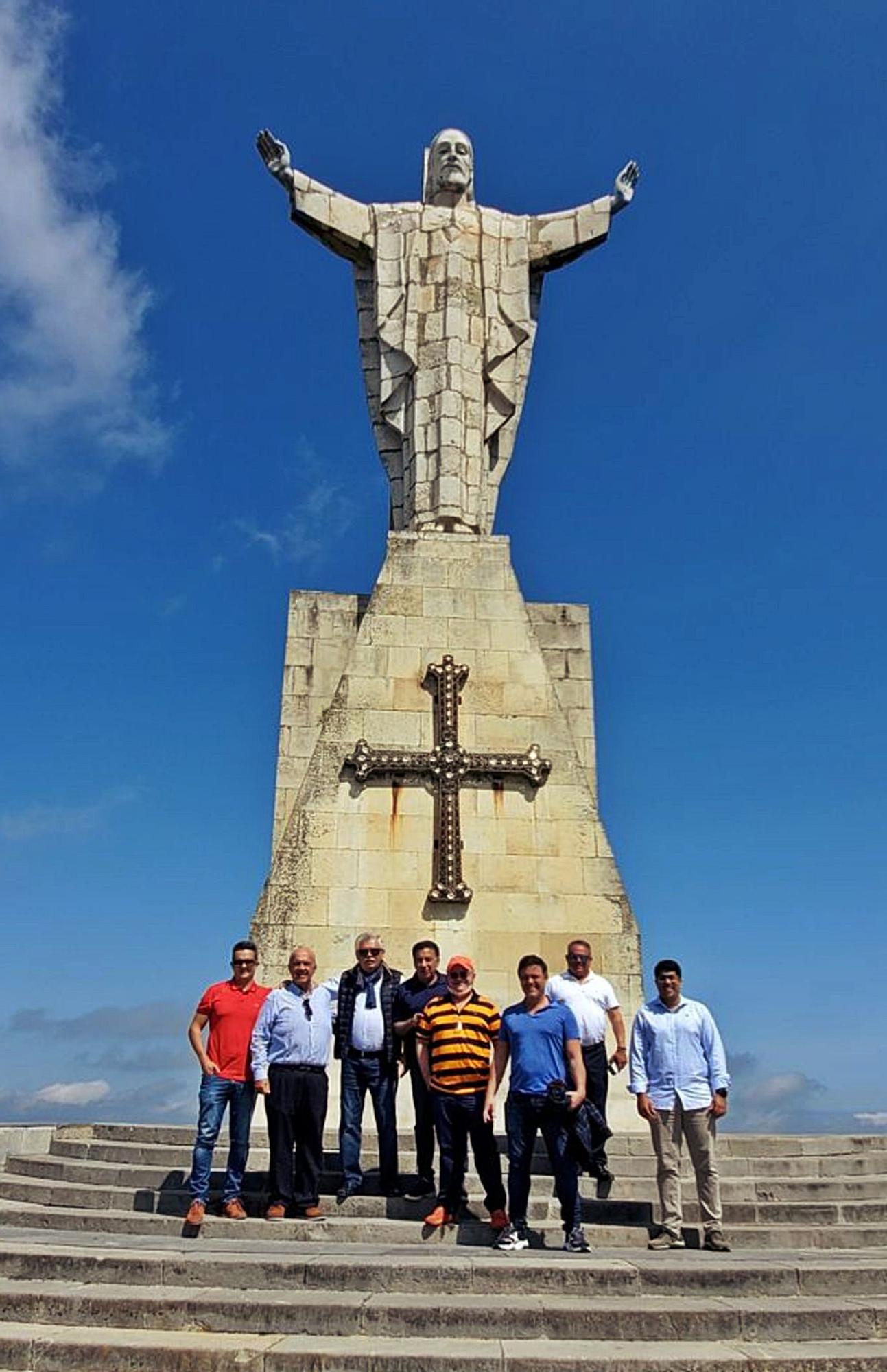 Los amigos canarios, en el monumento del Sagrado Corazón de Jesús, en el monte Naranco (Oviedo). 