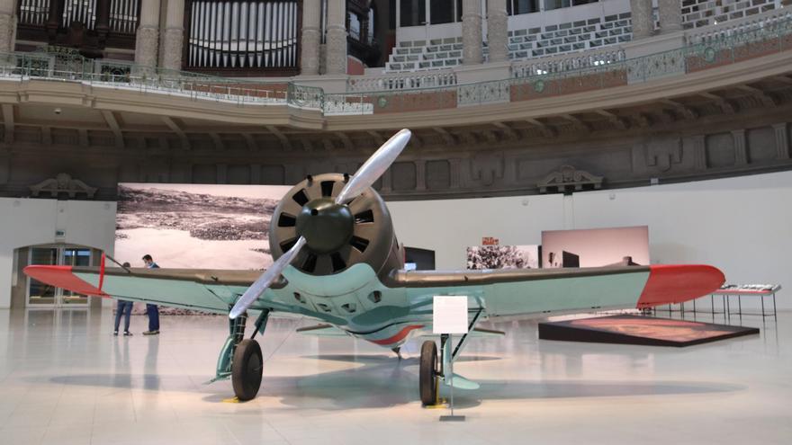 Imatge de l&#039;exposició &#039;Aeronàutica (vol) interior&#039; del MNAC, on es veu la reconstrucció de l&#039;avió &#039;Polikàrpov I-16&#039;, model utilitzat durant la Guerra Civil